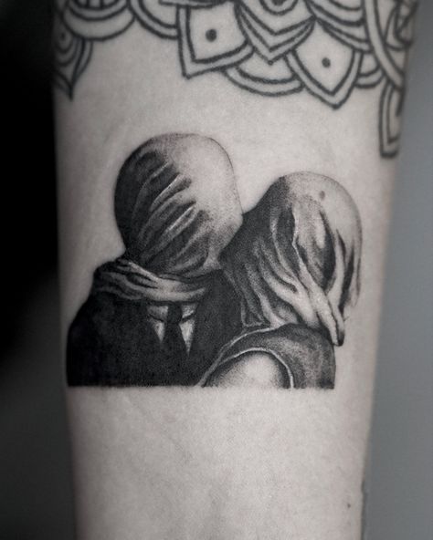 The Lovers, painting by René Magritte tattoo by @valentina.tattoos  #smalltattoo #renemagritte #forearmtattoos #microtattoo The Lovers Tattoo, The Lovers Painting, Psychology Tattoo, Lovers Tattoo, Evil Eye Tattoo, Movie Tattoo, Epic Tattoo, Spain Madrid, Love Is Blind