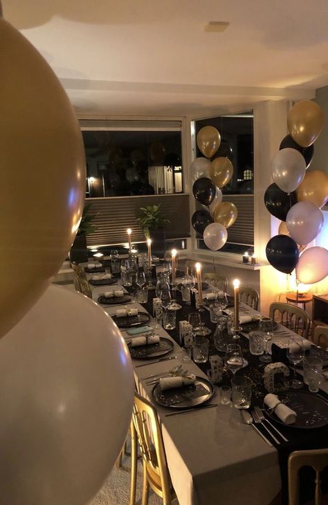 Table Decor For 21st Birthday Party, Table Decorations 18th Birthday, 30th Birthday House Party, Black Birthday Dinner, 30th Birthday Dinner Party, Theme Nouvel An, New Years Dinner Party, Deco Nouvel An, Nye Dinner