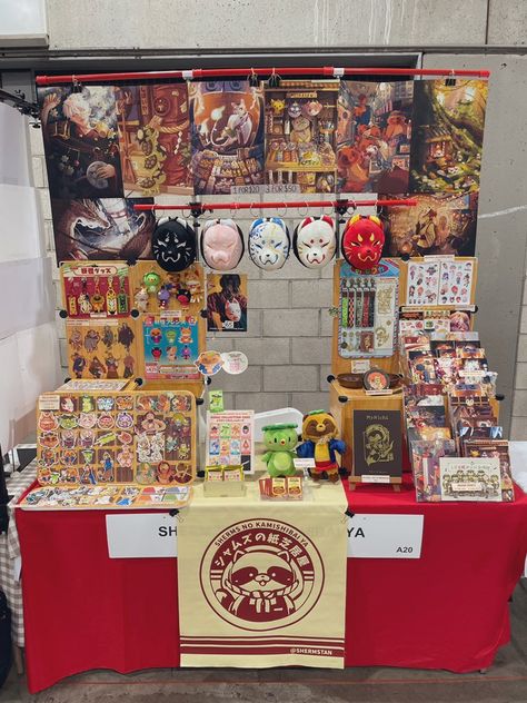 ⛩Sherms⛩ ANIME EXPO A20 (@ShermsTan) on X Anime Booth Display, Craft Fair Booth Display Ideas Jewelry, Comic Con Artist Alley, Artist Alley Setup, Tattoo Convention Booth, Artist Booth Display, Artist Alley Display Ideas, Artist Alley Display, Artist Alley Booth