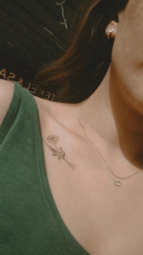 Tattoo , daisy tattoo, minimal tattoo , cute tattoo Dainty Flower Collar Bone Tattoo, Daisy Collarbone Tattoo, Daisy Tattoo Collar Bone, Daisy Collar Bone Tattoo, Dainty Collarbone Tattoo, Daisy Chain Tattoo, Daisy Tattoo Designs, Collarbone Tattoo, Tattoo Cute