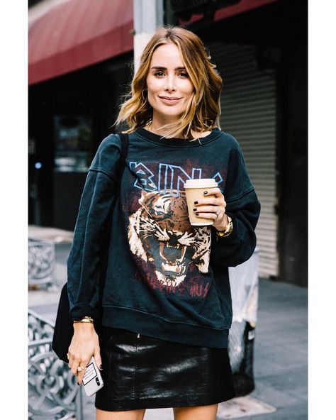 ANINE BING on Instagram: “Our Tiger Sweatshirt— a classic forever + always and now back in stock! Hurry, they go fast 🐅 @aninebingofficial” Spy Style, I'm With The Band, Estilo Chic, Anine Bing, Chic Outfit, Edgy Outfits, Looks Style, Look Chic, Fashion Street