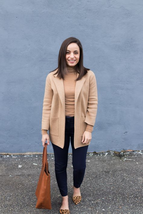 What to wear to work - petite pear shaped friendly styles. Reviewed by petite style blogger, Brooke of Pumps and Push-Ups. Pear Shaped Girls, Girls Pumps, Pear Shaped Women, Pants For Work, Looks Jeans, Coat Classic, Classic Outfit, Petite Style, Push Ups