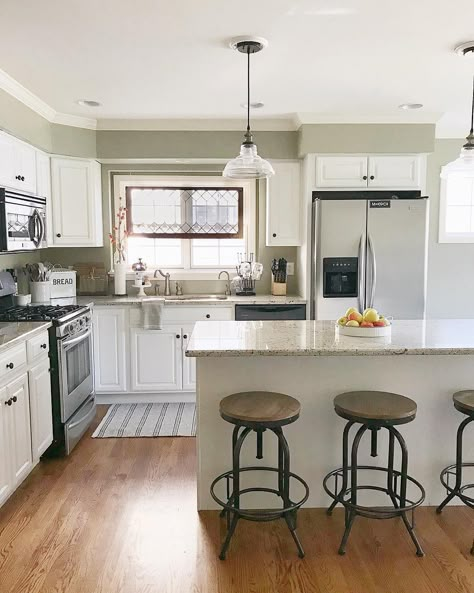 Farmhouse Kitchen Inspo #Regram via @randrathome Small Kitchen Decoration, Decor Ikea, Small Kitchen Decor, Farmhouse Kitchen Design, Classic Kitchen, Beautiful Farmhouse, Kitchen Farmhouse, Design Room, Interior Modern