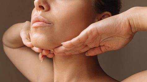 Growing older inevitably comes with aging skin – but what about surrendering to jowls? Our expert spills the secrets on how to keep your jawline taut and toned. Neck Lift Surgery, Double Chin Reduction, Under Eye Fillers, Double Menton, Skincare Habits, Neck Lift, Hydrating Moisturizer, Eye Makeup Tips, Double Chin