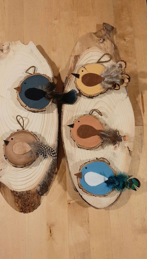 Playful Bird Wood Slice - Etsy Czech Republic Bird Christmas Tree Ornaments Diy, Bird Themed Gifts, Tree Slices Ideas Diy Projects, Wood Slice Ideas, Log Slice Crafts, Bird Ornaments Diy, 4h Crafts, Slice Ideas, Wood Log Crafts