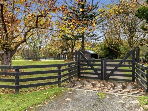 Modern Fencing, Farm Gates Entrance, Driveway Fence, Farm Entrance, Ranch Gates, Country Fences, Farm Gate, Driveway Entrance, Driveway Landscaping