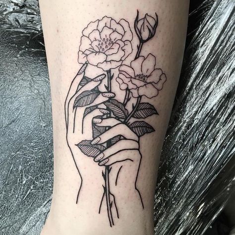 Thigh Rose Tattoo, Holding Flowers Tattoo, Rose Neck Tattoo, Wildflowers Tattoo, Bone Tattoos, Tattoo Desings, Flowers Tattoo, Rose Tattoo Design, Collar Bone Tattoo