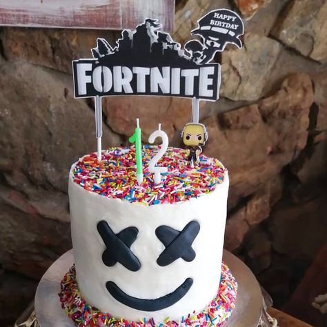 Marshmello Birthday Cakes, Marshmallow Fortnite Cake, Diy Fortnite Cake, Fortnite Marshmello Cake, Simple Fortnite Cake, Dj Marshmello Party Ideas, Dj Marshmello Cake, Fortnite Cake For Boys, Easy Fortnite Cake