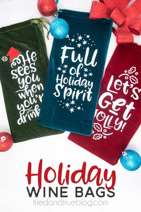 Holiday Wine Gift Bags Free SVG Files - Easy gift everyone will love! Wine Bag Quotes, Wine Bag Diy, Holiday Wine Gift, Beer Crafts, Christmas Wine Bags, Wine Gift Bags, Christmas Decs, Cricut Christmas Ideas, Wine Bags