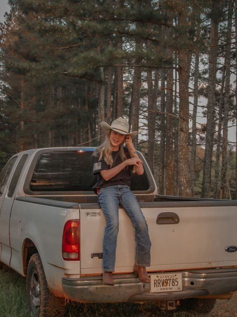 Country Insta Pics, Blonde Country Girl Aesthetic, Country Picture Ideas, Southern Aesthetic Country, Southern Country Aesthetic, Southern Girl Aesthetic, 90s Country Aesthetic, Country Girl Aesthetic, Southern Aesthetic