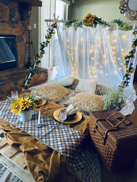 Picnic Inside House, Themed Picnic, Diy Picnic, Luxury Picnics, Diy Luxury, Diy Mom, Indoor Picnic, Aesthetic Picnic, Inside House