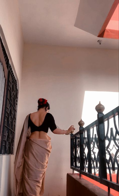 Backless Top Poses, Saree Aesthetic, Simple Saree Designs, Traditional Blouse Designs, Saree Poses, Traditional Indian Dress, Casual Indian Fashion, Desi Fashion Casual, Simple Sarees