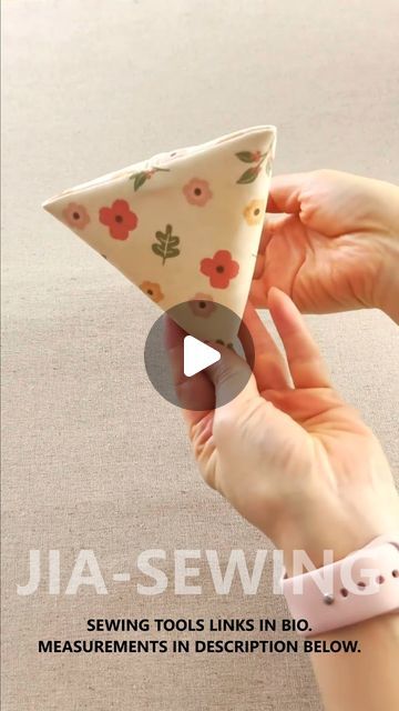 Triangle Pouch Diy, Triangle Purse Pattern, Triangle Pouch Tutorial, Triangle Pouch Pattern, Little Pouches To Sew, Diy Small Pouch, Triangle Bag Pattern, Diy Pouches, Diy Mini Bag