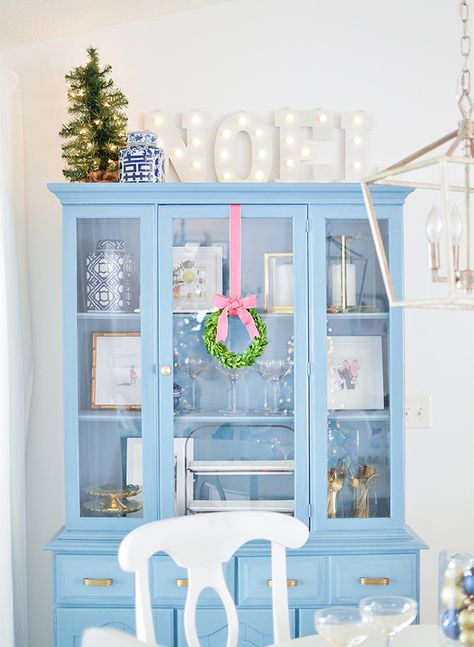 Pink & Blue Holiday Home Tour - Inspired By This Colorful Christmas Decor, Bright Christmas Decorations, Holiday Mantel Decor, Holiday Mantel, Deco Rose, Christmas Decorations Living Room, White Christmas Decor, Colorful Christmas, Colorful Christmas Tree