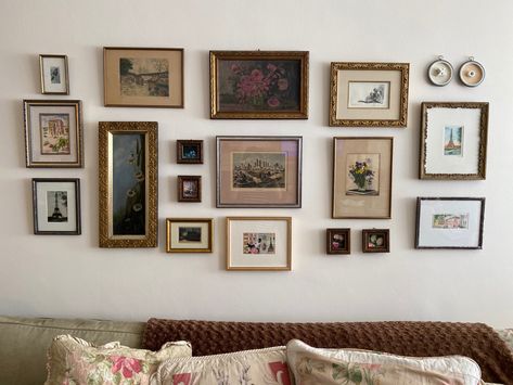 Couple Gallery Wall, Eclectic Gallery Wall Above Couch, Photo Gallery Wall Above Couch, Photo Galary Wall Ideas, Mismatched Picture Frame Wall, Brass Frame Gallery Wall, Eclectic Vintage Gallery Wall, Galary Wall Decor, Gallery Wall In Bedroom