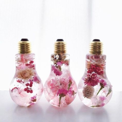 56 Bright Ideas to Recycle Old Light Blubs #DIY Ideas source: https://matchness.com/2018/10/15/56-bright-ideas-to-recycle-old-light-blubs/ Diy Light Bulb Crafts, Recycled Light Bulbs, Diy Light Bulb, Light Bulb Art, Light Bulb Crafts, Flower Bottle, Hanging Vases, Old Lights, Diy Chandelier