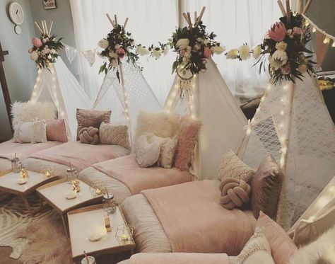 Such a pretty slumber party set up!😍 Credit to @joycoevents Bridal Sleepover, Slumber Party Decorations, Boy Sleepover, Girls Sleepover Party, Sleepover Room, Birthday Sleepover Ideas, Slumber Party Birthday, Girls Slumber Party, Teepee Party