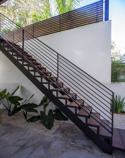 Verandah House, External Stairs, Exterior Staircase, Modern Steel Gate Design, Porch Railing Designs, Spiral Stairs Design, Outside Stairs, Landscape Stairs, Staircase Outdoor