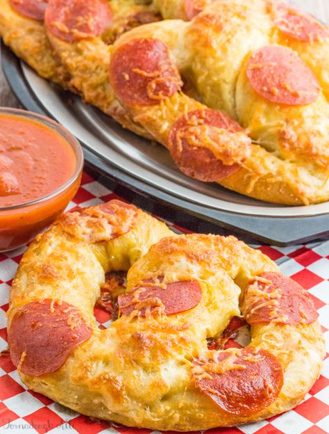 Pepperoni Pizza Pretzels Auntie Annes Pepperoni Pretzel Recipe, Wetzel Pretzel Pizza Bites Recipe, Pepperoni Pretzel Recipe, Pepperoni Pretzel Bites, Pepperoni Pretzel, Bread Diet, Pizza Pretzel, Pretzel Ideas, Pretzel Pizza