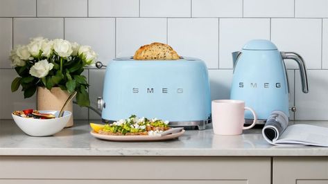 Smeg Kitchen Appliances, Smeg Kettle, Smeg Kitchen, Smeg Appliances, Kettle And Toaster, Toasters, Blue Kitchens, Kitchen Sets, Retro Kitchen