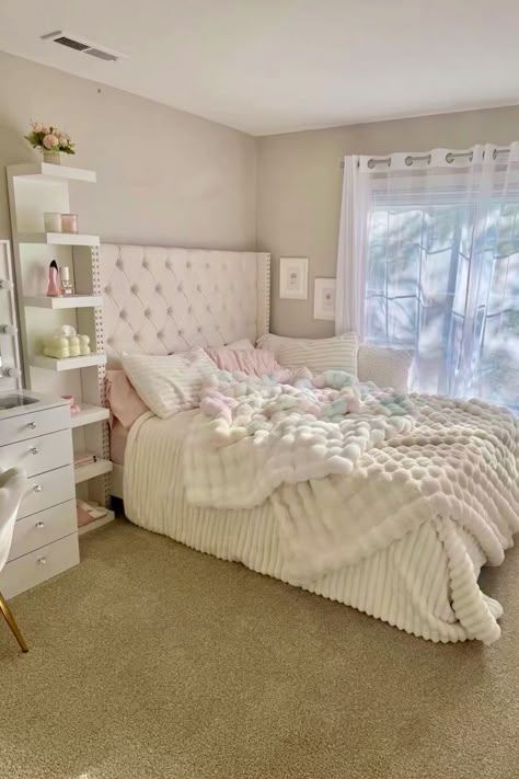 Cream And White Room Aesthetic, Room Cosy Bedroom, Bedroom Inspo Pink And Grey, Room Ideas Small Bedroom Aesthetic, Queen Bed Rooms Ideas Aesthetic, Small Room Ideas With Queen Bed, Cosy Bed Ideas, Bedroom Ideas Full Size Bed, Teenage Room Ideas Girl