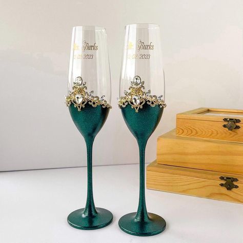 Emerald wedding items perfectly matches with gold decor and white stones. These flutes and a cake set create for the floral wedding.  In addition to the flutes and cake set we suggest a decorated plate and forks for wedding cake.  Aslo we create unity candle set with candleholders to supplement this royal wedding set. ATTENTION Please, choose the script for engraving. (See in Photoes of the Listing) If you don't do this, the engraver makes a standart script(№ 4) Please, double chek the text for engraving Emerald Wedding Centerpieces, Quince Cups, Emerald Green And Gold Wedding Theme, Emerald Green Wedding Theme Decor, Emerald Green And Champagne Wedding, Emerald Green And White Wedding, Emerald Green Wedding Cake, Green And Champagne Wedding, Green Champagne Glasses