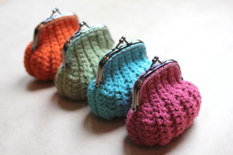 Crochet Coin Purse - Repeat Crafter Me Crocheted Purses, Modern Haken, Coin Purse Pattern, Crochet Coin Purse, Confection Au Crochet, Crochet Shell Stitch, Loom Knitting Patterns, Crochet Clutch, Crochet Purse Patterns