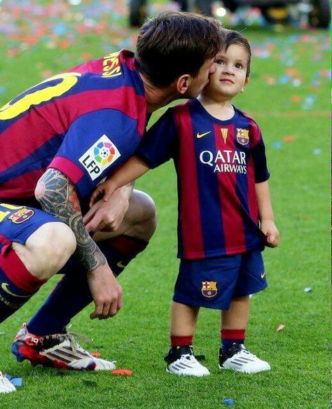 Messi con Thiago Messi Son, Lionel Messi Family, Lio Messi, Messi Videos, Lionel Messi Fc Barcelona, Messi Soccer, Barcelona Team, Messi Photos, Lionel Andrés Messi