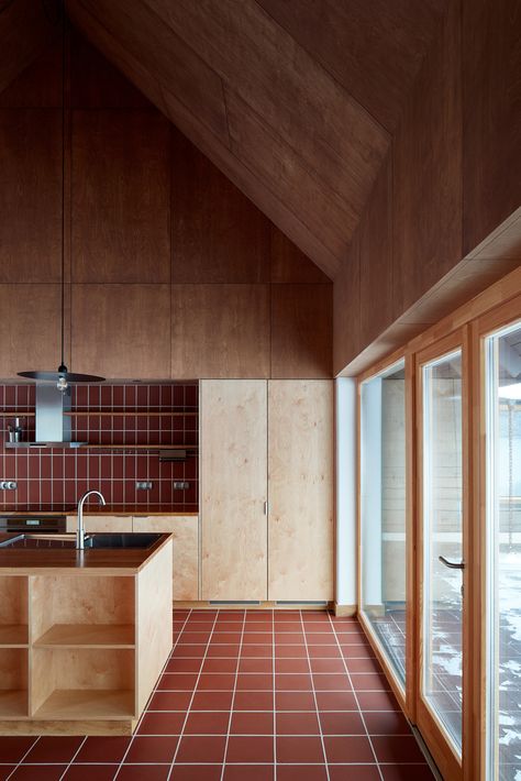 Plywood Interior, Terracotta Floor, Timber Cladding, Energy Efficient Design, Kitchen Tiles, Family House, Interior Inspo, Contemporary Architecture, 인테리어 디자인