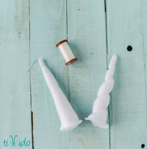 How to make a unicorn horn headband. Using felt and dollar store headbands, make these adorable unicorn horns for costumes, dress up, or party favors. How To Make Unicorn Horn, Unicorn Horn Diy, Unicorn Horn Template, Horn Template, Store Headbands, Diy Unicorn Horn, Diy Unicorn Horns, Venus Angelic, Quirky Hair