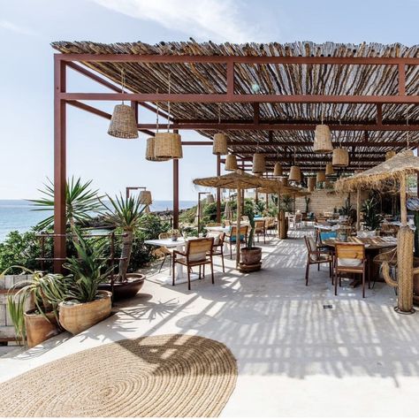 Boho Style Restaurant, Outdoor Beach Decor, Relaxed Boho Style, Strand Decor, Outdoor Restaurant Patio, Outdoor Restaurant Design, Bakery Design Interior, Terrace Restaurant, Beach Restaurant