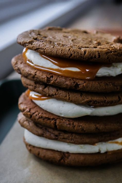 Caramel Gingerbread Cookie Sandwiches Gingerbread Sandwich Cookies, Giant Cookies, Christmas Cookie Recipes Holiday, Salted Caramel Cookies, Soft Gingerbread Cookies, Popular Cookies, Cookie Sandwiches, Happy Person, Giant Cookie