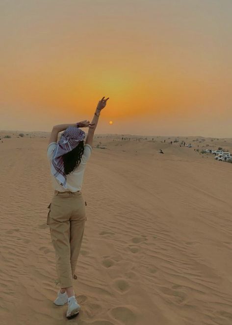 Poses For Desert Pictures, Jaislmer Outfit, Dubai Desert Pics, Pose In Desert, Safari Pose Ideas, Dubai Safari Aesthetic, Desert Travel Outfits, Dubai Aesthetic Pictures, Desert Look Dubai