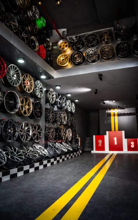 Car Workshop Ideas, Motorcycle Showroom Design, Car Detail Shop, Automotive Workshop, Car Showroom Design, Garage Workshop Layout, Workshop Layout, Automotive Shops, Car Workshop