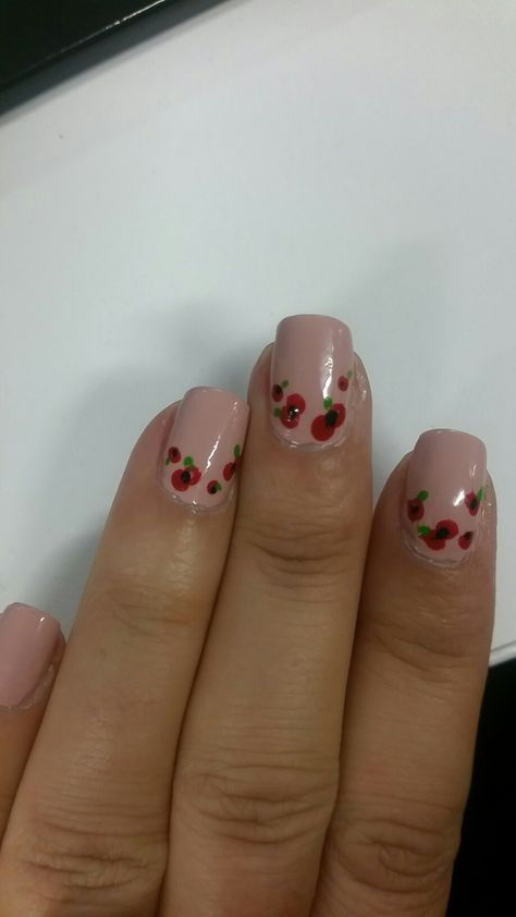 Poppy Nail Art Designs, Poppy Manicure, Poppy Nails Design, Remembrance Day Nails, Remembrance Nails, Poppy Nail Art, Poppy Nails, Poppy Remembrance Day, Remembrance Day Poppy