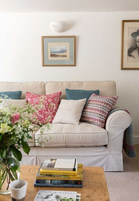 Be inspired by this Grade-II-listed cottage renovation Cottage Sofa Ideas, English Living Rooms, Cottage Style Sofa, English Cottage Exterior, Cottage Sofa, Cottage House Interior, Cottagecore Living, Period Living, Cosy Cottage