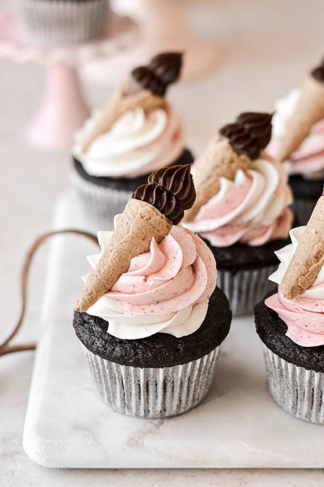 Cupcake Asthetic Picture, Dulces Aesthetic, Neopolitan Cupcakes, Aesthetic Cupcakes, High Altitude Cake Recipe, Neapolitan Cupcakes, Cupcakes Strawberry, Chocolate Ice Cream Cone, Mini Ice Cream Cones