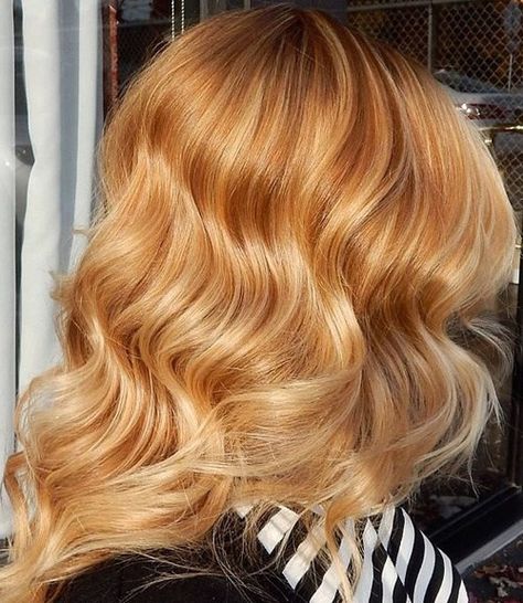 light copper wavy hairstyle Reddish Blonde Hair, Sandy Blonde Hair, Caramel Blonde Hair, Kort Bob, Honey Hair Color, Strawberry Blonde Hair Color, Copper Blonde, Blonde Hair Color Ideas, Light Blonde Hair