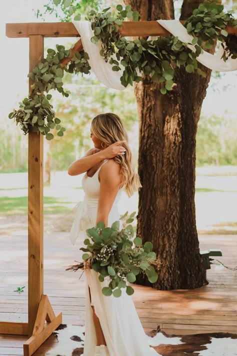 Simple Arch Decoration Wedding, Garland With Flowers, Wedding Arch Greenery, Hops Wedding, Simple Wedding Arch, Wood Wedding Arches, Eucalyptus Wedding Decor, Fall Wedding Arches, Wedding Arches Outdoors