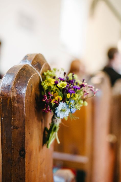 Church Pew Decorations, Simple Church Wedding, Wedding Pew Decorations, Church Aisle Decorations, Pew Flowers, Autumn Country, Pew Decorations, Wedding Pews, Church Wedding Flowers