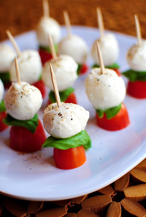 #Recettes #Recette #Apero #Apéritif #Tapas Toothpick Appetizers, Caprese Bites, Mozzarella Balls, Caprese Skewers, Healthy Appetizer Recipes, Iowa Girl Eats, Snacks Für Party, Easy Appetizer Recipes, Healthy Appetizers