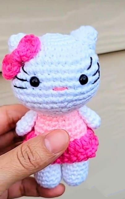 Hello Kitty Amigurumi, Crochet Hello Kitty, Kitty Amigurumi, Hello Kitty Crochet, Hello Kitty Keychain, Crochet Toys Free, Crochet Cat Pattern, Crochet Keychain Pattern, Pola Amigurumi