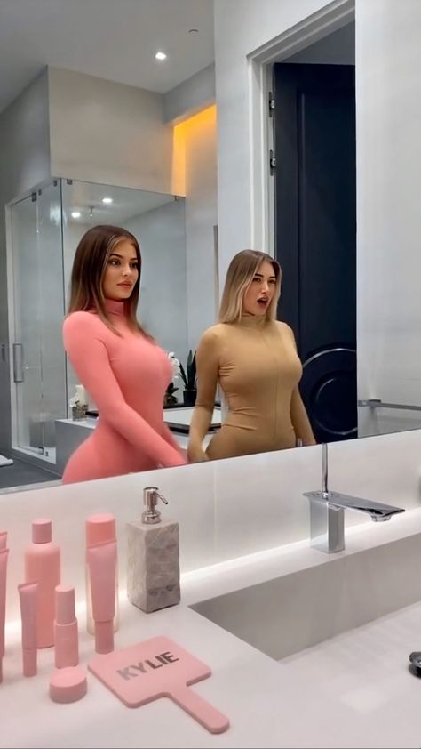 Stories • Instagram Kylie Jenner Bathroom, Kylie Jenner House, Kardashian Sisters, Kily Jenner, Ropa Kylie Jenner, Jenner House, Bathroom Selfie, Looks Kylie Jenner, Kylie Baby