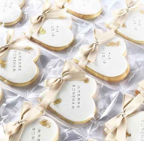 wedding cookie favours ideas - Google Search Cookie Favours Wedding, Wedding Cookie Packaging, Wedding Cookie Favors For Guests, White And Gold Engagement Cookies, Wedding Favour Cookies, Wedding Cookie Favors, Biscuit Wedding Favours, Wedding Biscuits, Wedding Biscuit