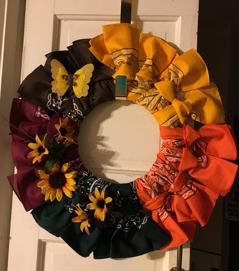 This is the 12" Fall bandana wreath with flowers an a butterfly Bandana Wreaths, Bandana Ideas, Bandana Wreath, Vintage Handkerchiefs Crafts, Bandana Crafts, Neat Crafts, Fall Decor Wreaths, Sunflower Crafts, Deco Mesh Wreaths Diy