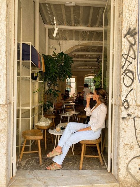 Lisbon Style Fashion, Lisbon Instagram Photos, Lisbon Portugal Aesthetic Outfits, Lisbon Portugal Outfit Summer, Lisbon Picture Ideas, Lisbon Outfit Summer, Lisbon Photos Ideas, Portugal Cafe, Lisbon Portugal Outfit