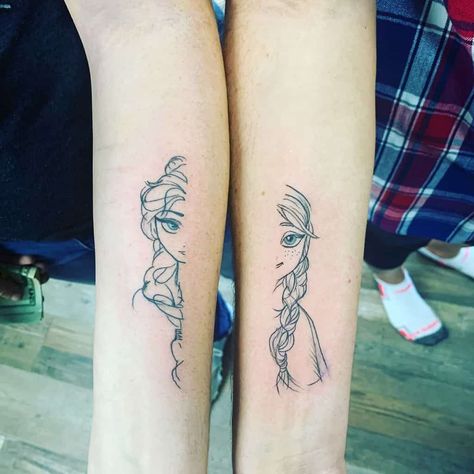 Disney Sister Tattoos, Matching Disney Tattoos, Frozen Tattoo, Cute Sister Tattoos, Sister Tattoo Ideas, Anna Et Elsa, Small Sister Tattoos, Girl Thigh Tattoos, Cute Matching Tattoos