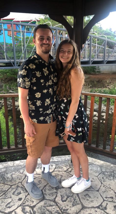 couple pose on vacation in dressy outfits Night In The City, Aesthetic Summer Vibes, Style Couple, Dressy Outfit, Dressy Style, Fashion Fall Outfits, Teen Summer, Couple Pose, Dressy Fashion