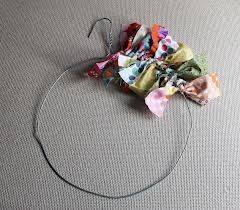 Diy Rag Wreath, Diy With Kids, Scrap Fabric Crafts, Scrap Fabric Projects, Fabric Wreath, Rag Wreath, Fabric Projects, Wreath Crafts, Diy Wreath