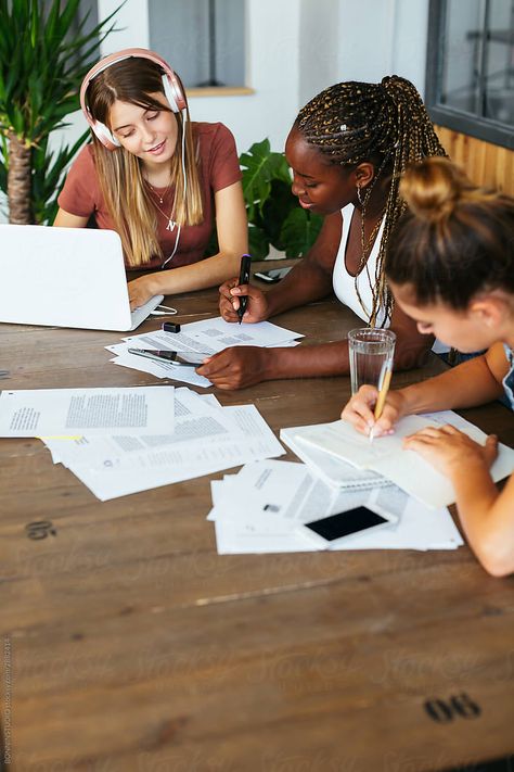 Students Studying Photos, Student Photoshoot, College Students Studying, Studying Lifestyle, Overhead Photography, Studying Together, Student Photography, Kids At Work, Study Together